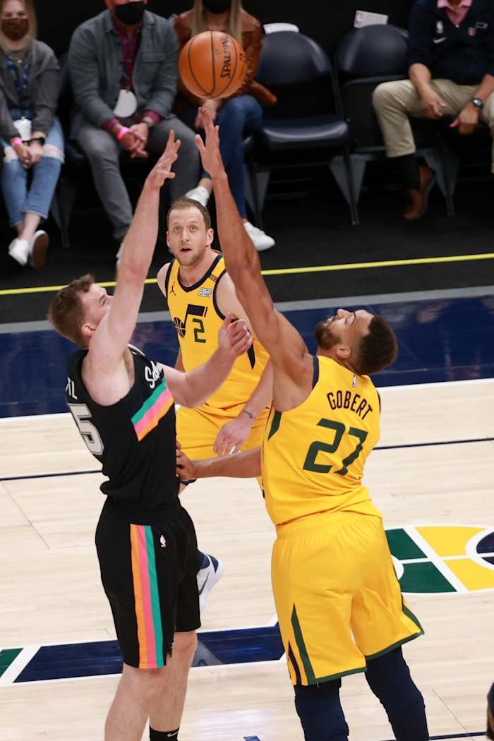 Rudy Gobert (27) looks to block Jakob Poeltl's (25) shot
